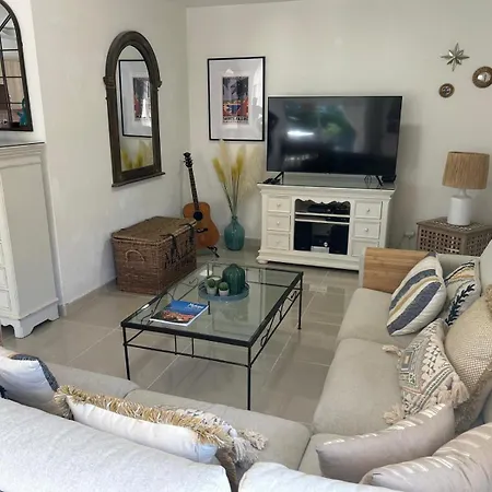 4 Bed-sleeps 8-private Pool-hottub-aircon Вилла *