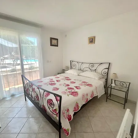 Вилла 4 Bed-sleeps 8-private Pool-hottub-aircon