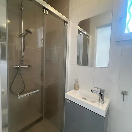 Вилла 4 Bed-sleeps 8-private Pool-hottub-aircon *
