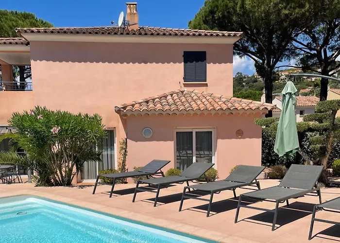 4 Bed-sleeps 8-private Pool-hottub-aircon