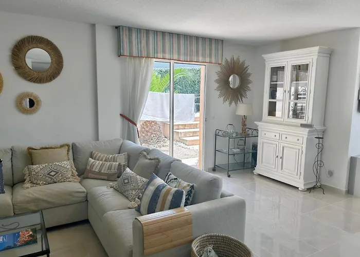 4 Bed-sleeps 8-private Pool-hottub-aircon *