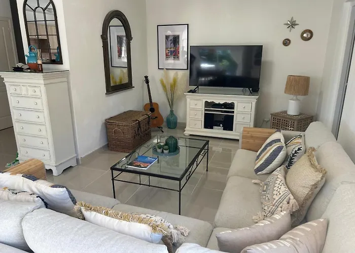 4 Bed-sleeps 8-private Pool-hottub-aircon Вилла *