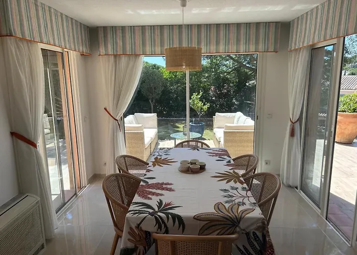 4 Bed-sleeps 8-private Pool-hottub-aircon Вилла La Garonnette-Plage
