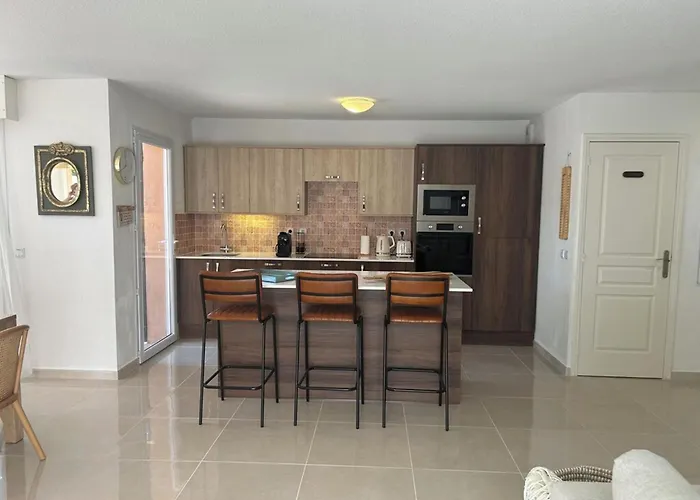 4 Bed-sleeps 8-private Pool-hottub-aircon