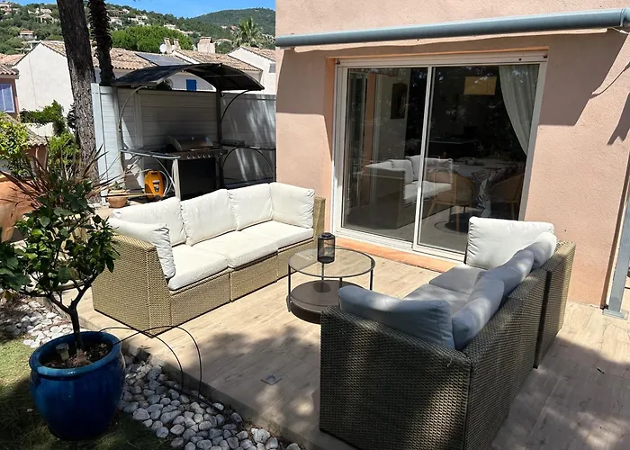 4 Bed-sleeps 8-private Pool-hottub-aircon Вилла