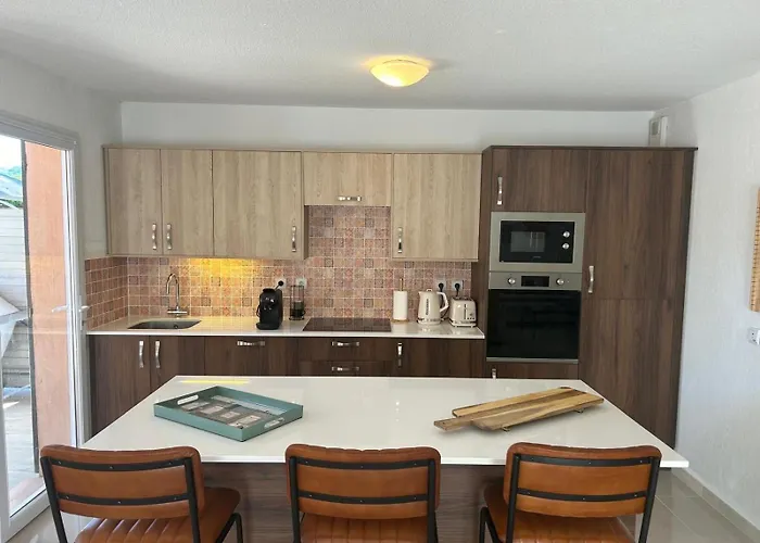 Вилла 4 Bed-sleeps 8-private Pool-hottub-aircon
