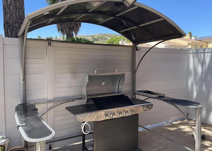 4 Bed-sleeps 8-private Pool-hottub-aircon