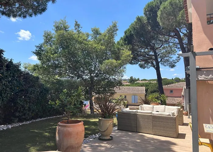 4 Bed-sleeps 8-private Pool-hottub-aircon Вилла