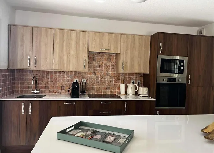4 Bed-sleeps 8-private Pool-hottub-aircon Вилла *