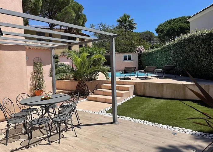 Вилла 4 Bed-sleeps 8-private Pool-hottub-aircon *