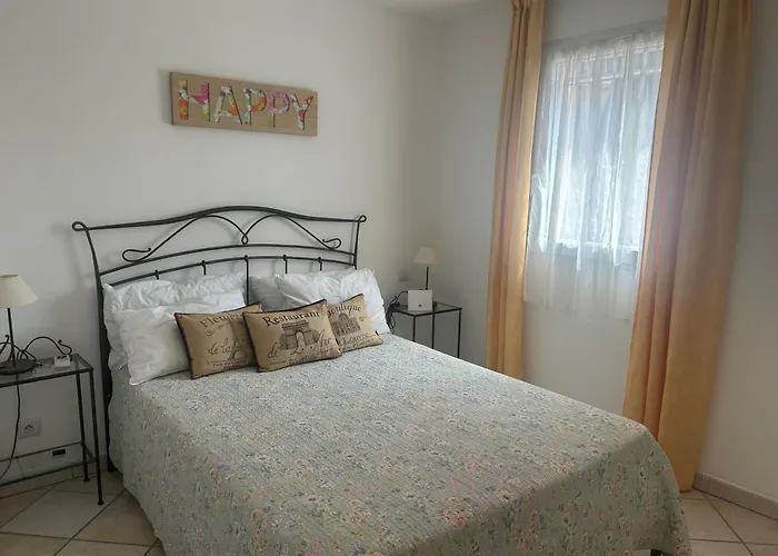 4 Bed-sleeps 8-private Pool-hottub-aircon Вилла La Garonnette-Plage