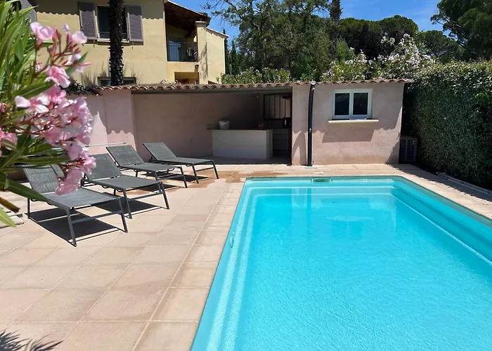 Вилла 4 Bed-sleeps 8-private Pool-hottub-aircon *