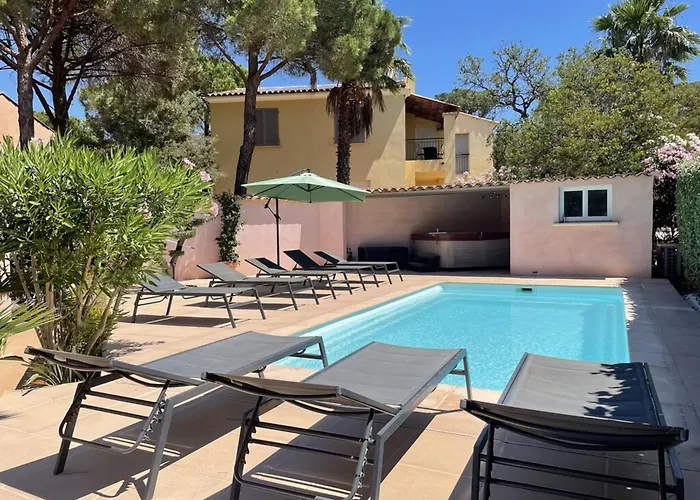 4 Bed-sleeps 8-private Pool-hottub-aircon Вилла *
