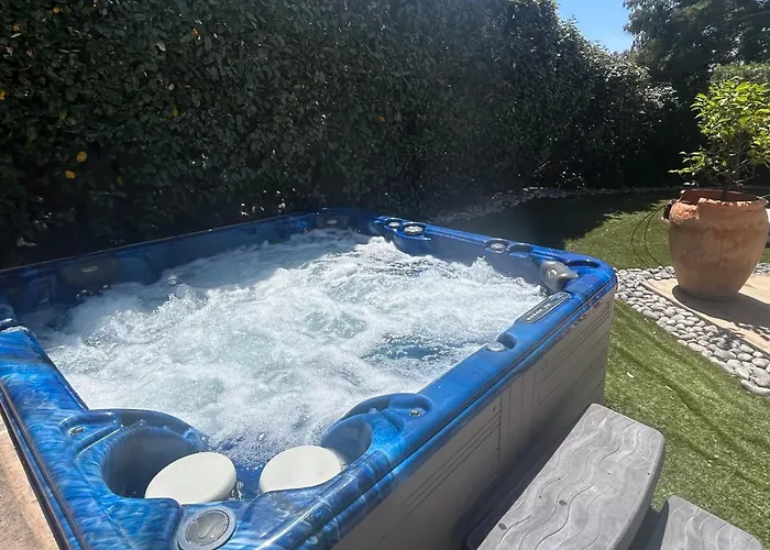 4 Bed-sleeps 8-private Pool-hottub-aircon La Garonnette-Plage
