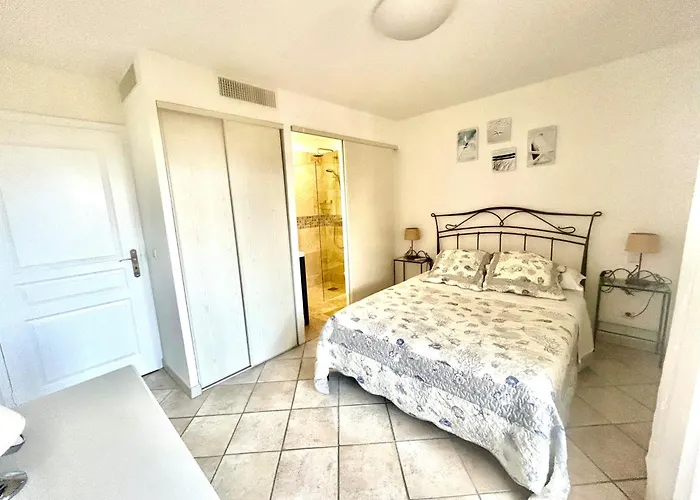 Вилла 4 Bed-sleeps 8-private Pool-hottub-aircon La Garonnette-Plage