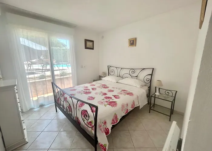 Вилла 4 Bed-sleeps 8-private Pool-hottub-aircon