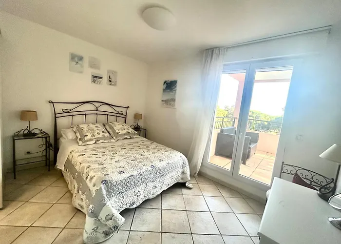 4 Bed-sleeps 8-private Pool-hottub-aircon La Garonnette-Plage