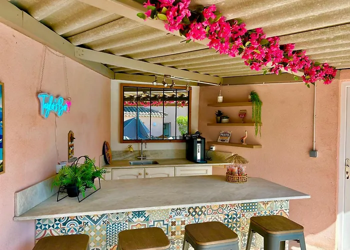 4 Bed-sleeps 8-private Pool-hottub-aircon * La Garonnette-Plage