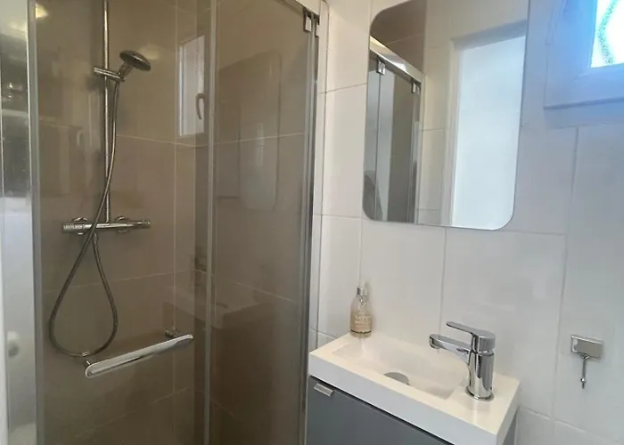 Вилла 4 Bed-sleeps 8-private Pool-hottub-aircon *