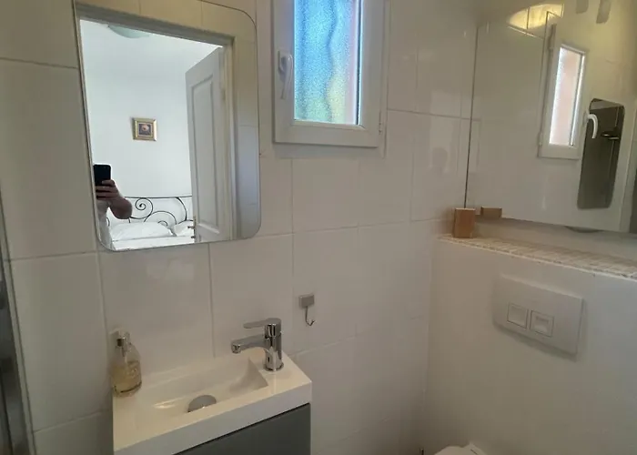 4 Bed-sleeps 8-private Pool-hottub-aircon *
