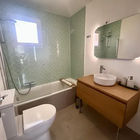 4 Bed-sleeps 8-private Pool-hottub-aircon Villa La Garonnette-Plage