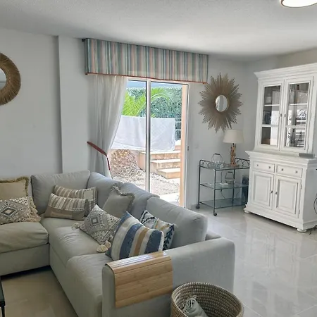 4 Bed-sleeps 8-private Pool-hottub-aircon *