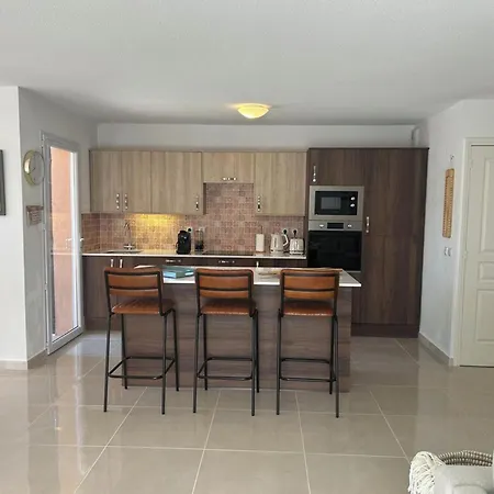 4 Bed-sleeps 8-private Pool-hottub-aircon