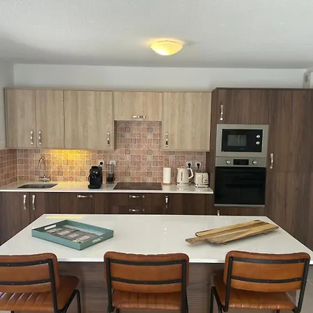 Villa 4 Bed-sleeps 8-private Pool-hottub-aircon