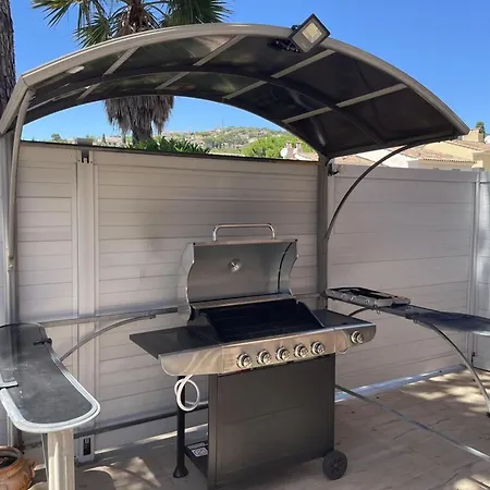 4 Bed-sleeps 8-private Pool-hottub-aircon