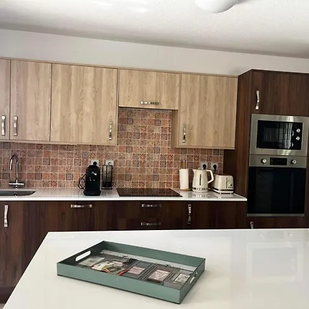 4 Bed-sleeps 8-private Pool-hottub-aircon Villa *