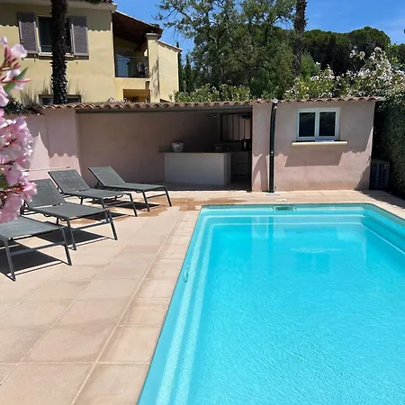 Villa 4 Bed-sleeps 8-private Pool-hottub-aircon *