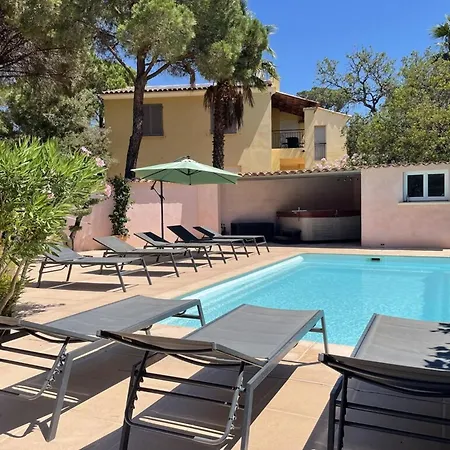 4 Bed-sleeps 8-private Pool-hottub-aircon Villa *