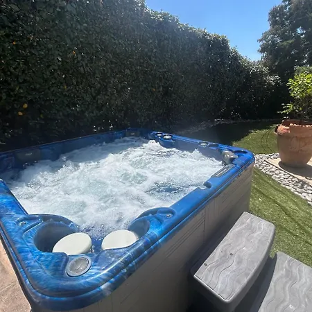 4 Bed-sleeps 8-private Pool-hottub-aircon La Garonnette-Plage