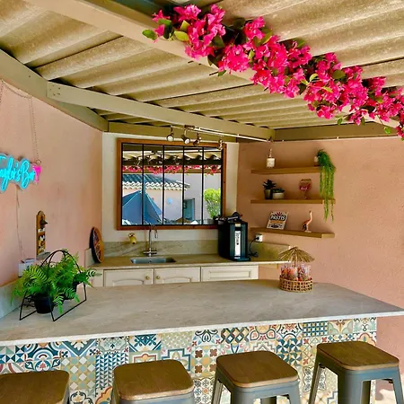 4 Bed-sleeps 8-private Pool-hottub-aircon * La Garonnette-Plage