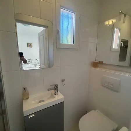 4 Bed-sleeps 8-private Pool-hottub-aircon *